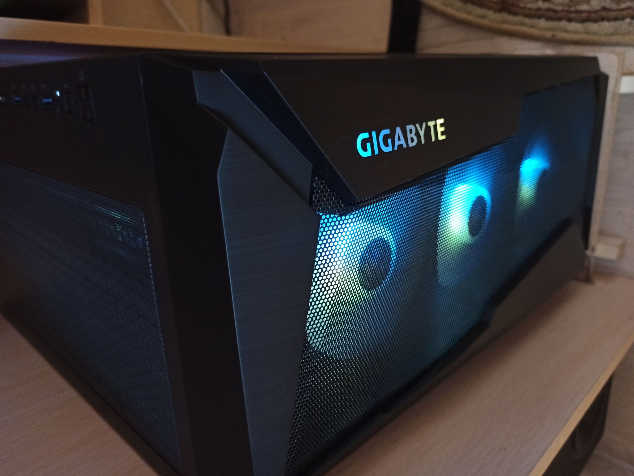 Gigabyte c301 glass white