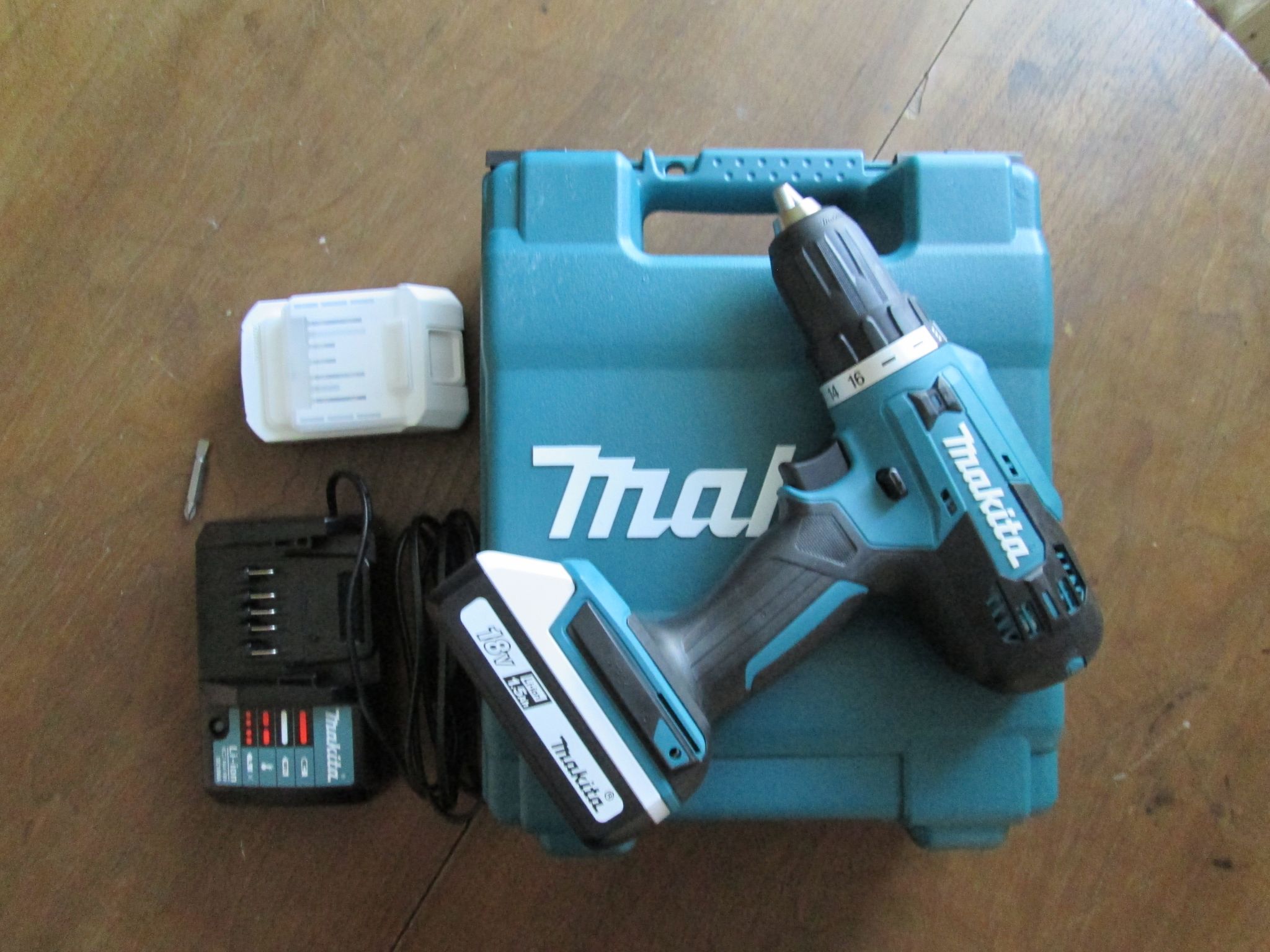 Дрель аккумуляторная Makita DF488DWE — купить по низкой цене в интернет ...