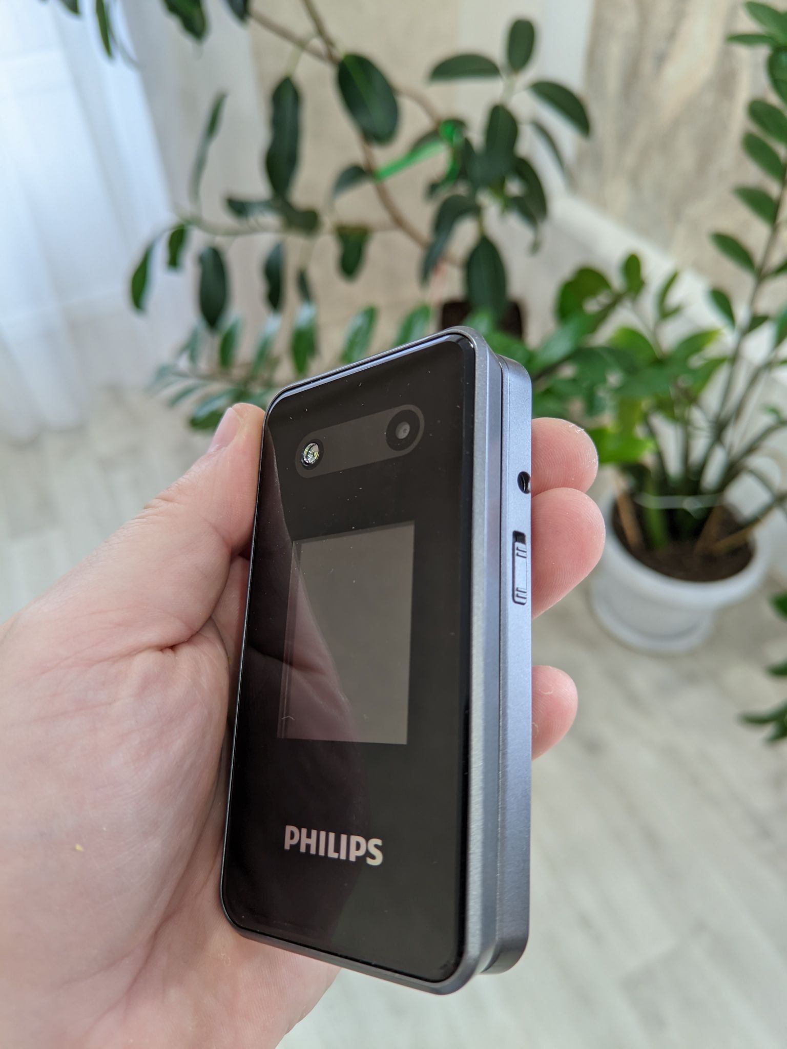 Мобильный телефон Philips Xenium E2602 Темно-серый 8712581800338 — купить  по низкой цене в интернет-магазине ОНЛАЙН ТРЕЙД.РУ