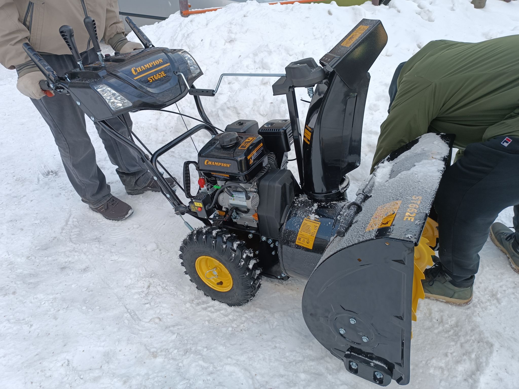 Снегоуборщик бензиновый CHAMPION ST662E — купить в интернет-магазине ОНЛАЙН  ТРЕЙД.РУ