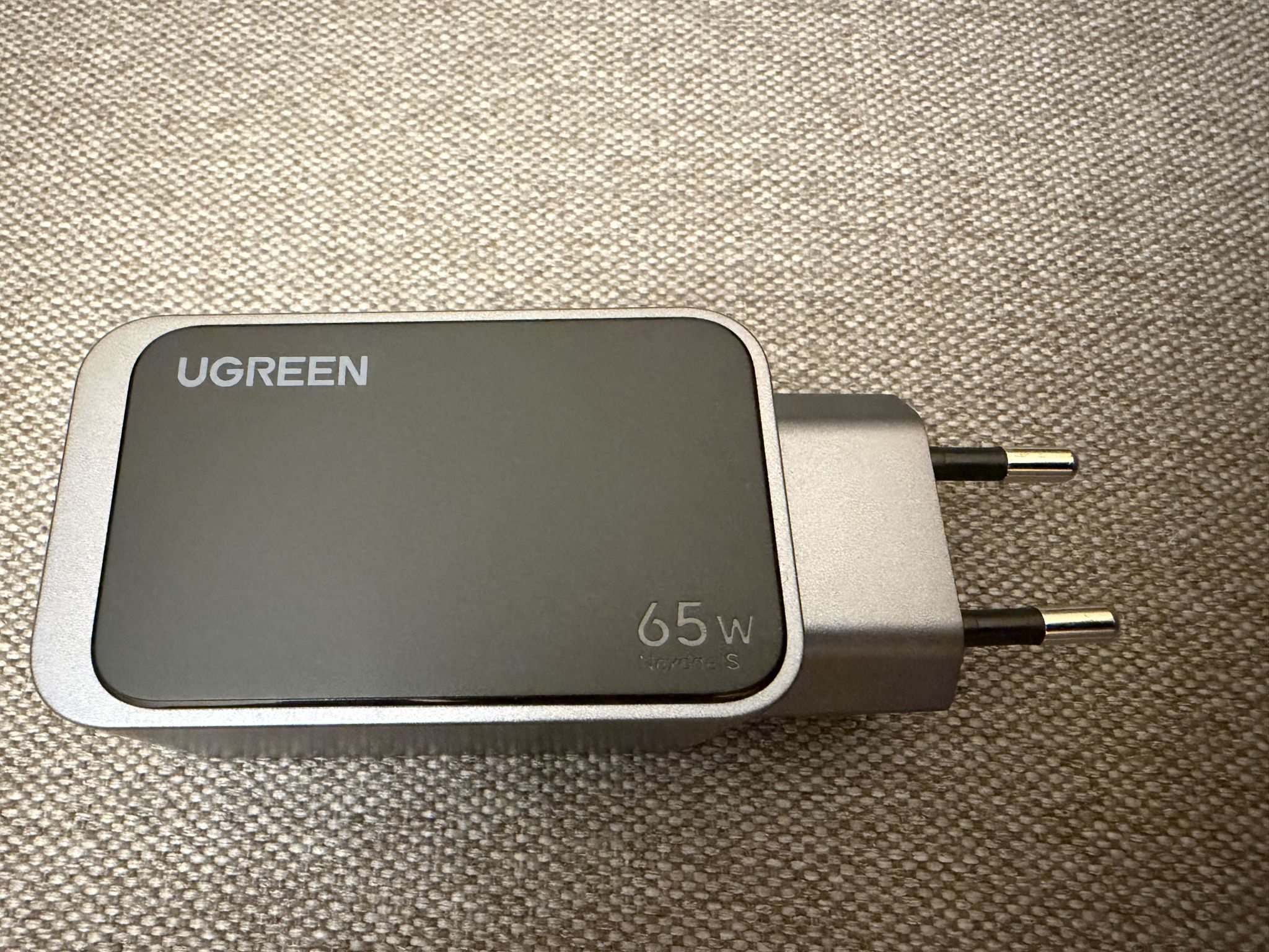 Ugreen выпустила компактную GaN-зарядку с поворотным штекером