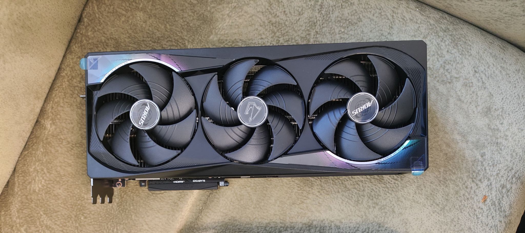 Энтузиаст разогнал память GeForce RTX 5070 Ti до 39 ГГц