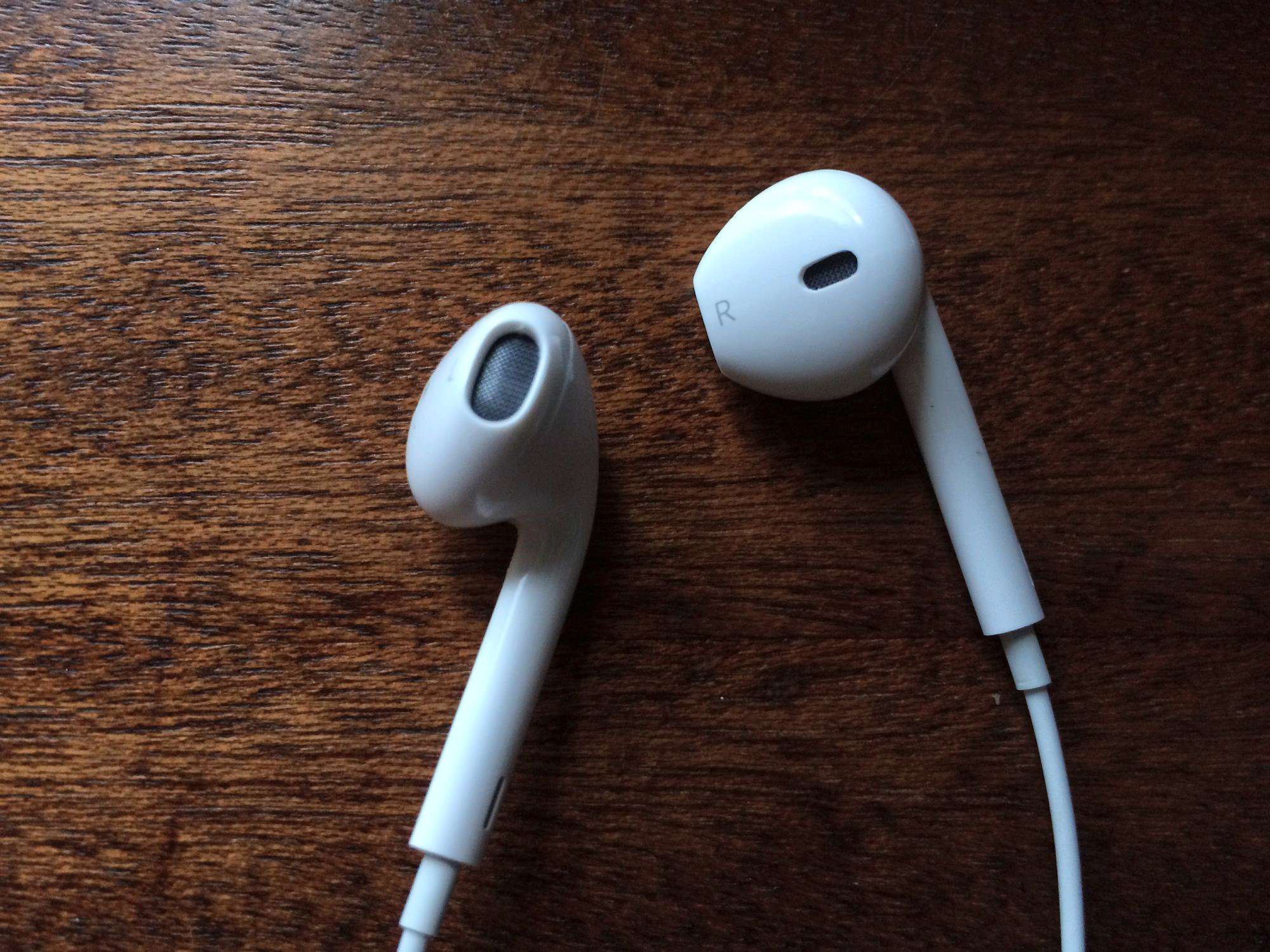 Наушники эпл какие. Apple Earpods with 3.5mm (mnhf2zm/a) White. Наушники с микрофоном Apple Earpods Headphone Plug (mnhf2zm/a). Аирподс проводные 3.5. Наушники Earpods проводные Mini Jack.