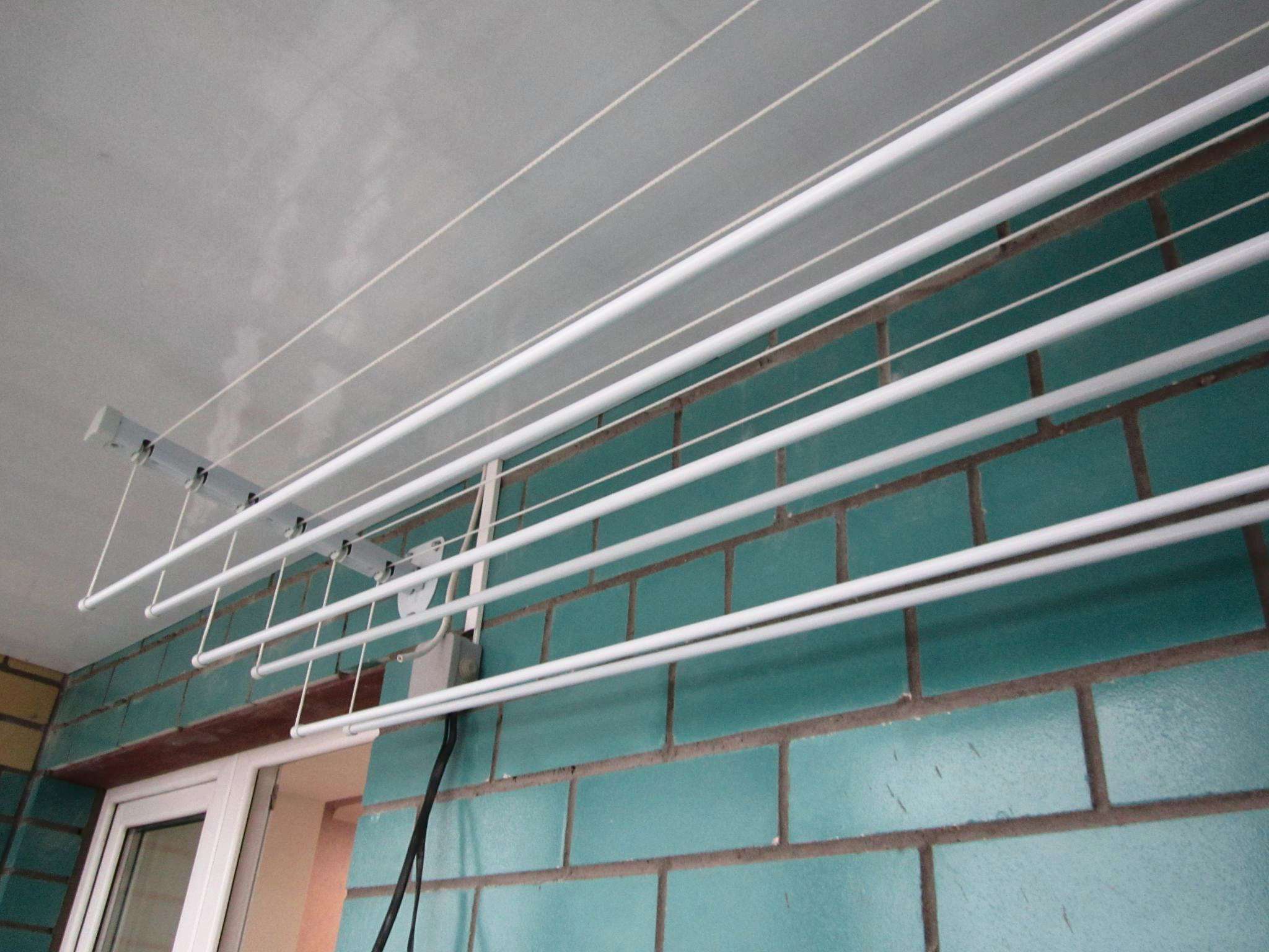 Установка сушилки для белья на балконе потолочная. Сушилка Lift 140 Gimi. Потолочная сушилка для белья Gimi 140.
