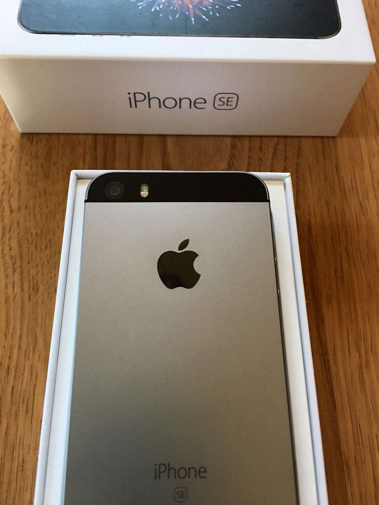 Смартфон Apple iPhone SE 32GB Space Grey MP822RU/A — купить в  интернет-магазине ОНЛАЙН ТРЕЙД.РУ