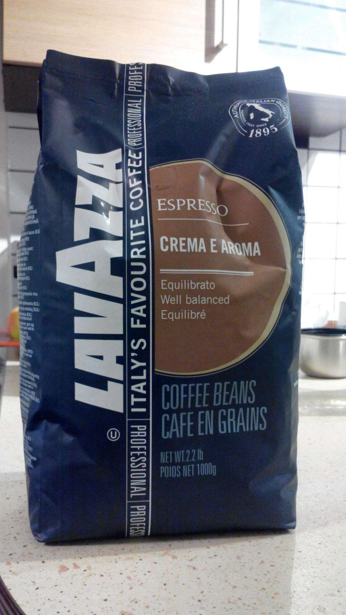 Кофе в зернах Lavazza Crema e Aroma 1 кг 8000070024908 — купить по ...